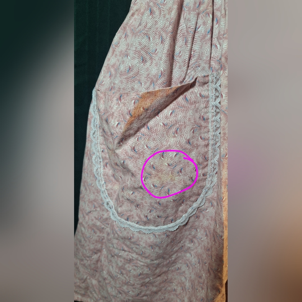 Homemade Pioneer Apron in Pink with a Delicate Print - Picture 5 of 7